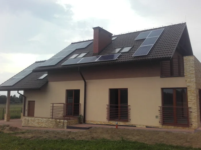 Instalacja fotowoltaiczna na połaciach dachu domu