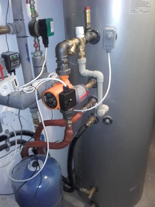 Podłączenia hydrauliczne przy zasobniku