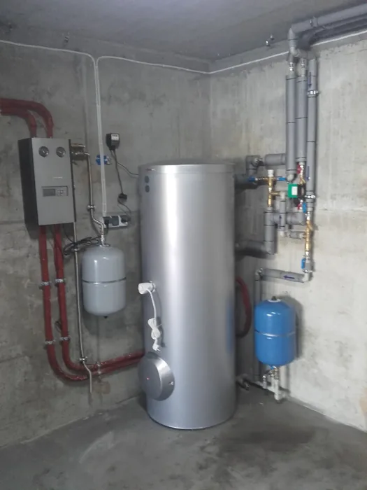 Zasobnik ciepłej wody i podłączenia hydrauliczne w kotłowni