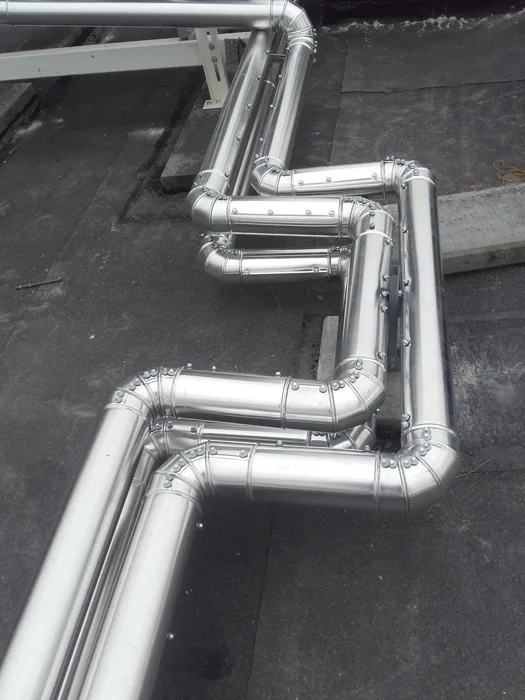 Przewody instalacji na dachu